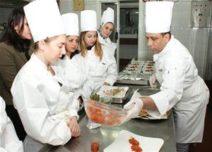 M. le Chef Ménad Berkani à la cuisine de l'Hôtel Sofitel avec les participantes à l'atelier culinaire, pour préparer le menu de Noël