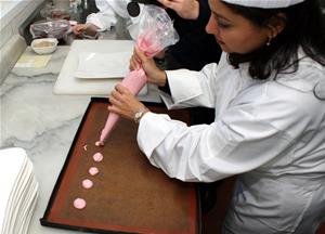 Préparation du dessert du menu de Noël.