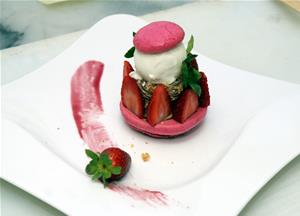 Gros macarons aux fraises, mousse légère au chocolat praliné.
