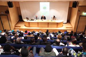De gauche à droite : Dr Yehia Halim Zaki, Conseiller au Directeur de la BA, Dr Marwa El Sahn, Directrice du Centre d'Activités Francophones (CAF) et Dr Charles Saint-Prot, Directeur de l'Observatoire d'études géopolitiques de Paris