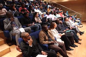 Le public de la conférence animée par Dr Charles Saint-Prot 
