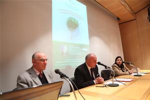 De gauche à droite : Dr Yehia Halim Zaki, Conseiller au Directeur de la BA, Dr Marwa El Sahn, Directrice du Centre d'Activités Francophones (CAF) et Dr Charles Saint-Prot, Directeur de l'Observatoire d'études géopolitiques de Paris
