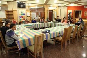 Les participants du 3ème Cénacle des Chercheurs avec Mlle Dina El-Kordi