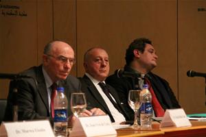 De gauche à droite : Dr Yehia Halim Zaki, Conseiller au Directeur de la BA, Dr Charles Saint-Prot Directeur du Centre des Etudes Géopolitiques de Paris et Dr. Thierry Rambaud, Professeur du Droit Public à l'Université Paris Descartes et Conseiller auprès du Conseil de l'Europe