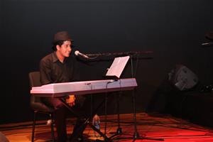 La troupe musicale « The Group Band » qui a animée la soirée musicale "Chantons Moustaki" 