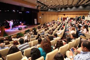 Le public de la soirée musicale "Chantons Moustaki" animée par « The Group Band »