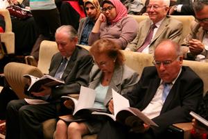 De gauche : Prince Omar Toussoun avec son épouse et  Arnaud Ramière de Fortanier,  président de l’Association du Souvenir de Ferdinand de Lesseps et du Canal de Suez