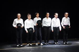 Les participants de la présentation théâtrale