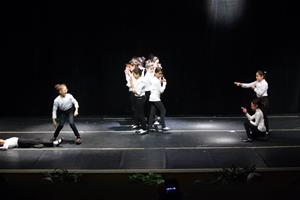 Les participants de la présentation théâtrale