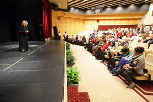 Le public de la présentation théâtrale. 