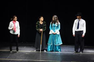 Les participants de la présentation théâtrale