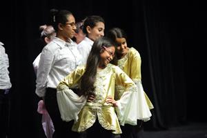 Les participants de la présentation théâtrale