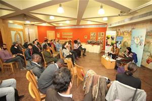 Les participants de la conférence avec l’animatrice Aliaa Saraya