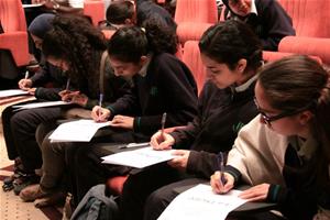 Les participants pendant la dictée Picadelf