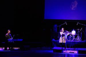 Chanson « On ne vit pas sans se dire adieu » par Nardine Maher accompagnée par Daniel Sidhom sur le piano