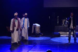 Chanson « Danser comoco » par Djohar Zoali accompagné de cinq danseurs