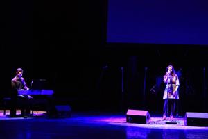 Chanson « Les moulins de mon cœur » par Donia Akram accompagnée par Daniel Sidhom sur le piano