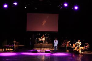 Chanson « Laisse-moi » par Djohar Zoali accompagné d’Al-Anrif Atoumane à la guitare