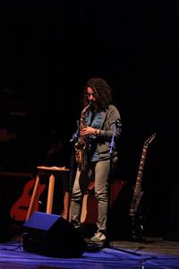 Une musicienne qui joue au saxofone