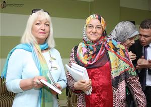 Mme Michèle Foulain avec le corps enseignant de la faculté de Tanta