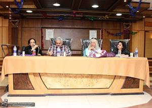 De gauche :  Dr Magda Ibrahim, chef du département par intérim à l'université de Tanta,  Mohamed Zaki Elsedemy, doyen de la faculté des arts à l'université de Tanta, Mme Michèle Foulain écrivaine française, et Dr Marwa El Sahn, directrice du CAF