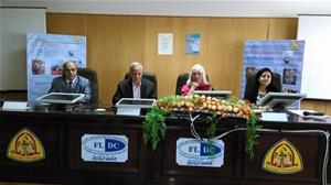 Mme Michèle Foulain et Dr Marwa El Sahn avec le corps enseignant de la faculté de Zagazig