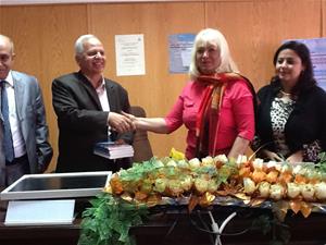 Dr Marwa El Sahn et Mme Michèle Foulain avec le corps enseignant de la faculté de Zagazig