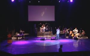 Chanson « Laisse-moi » par Djohar Zoali accompagné d’Al-Anrif Atoumane à la guitare
