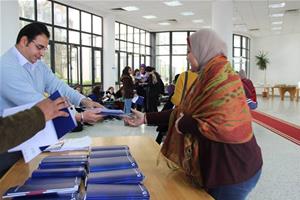 M. Raymond Amin du bureau de scolarité à l'accueil des invitées.