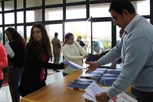 M. Raymond Amin du bureau de scolarité à l'accueil des invitées.
