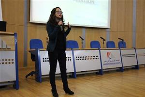 Me. Sara El Yassini, assistante à la faculté de Gestion et Systèmes d'Information en train de parler des atouts de la faculté GSI.