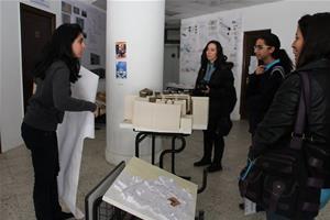 Etudiante d'architecture explicant son projet aux futur étudiantes.