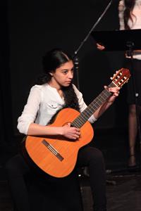 Spectacle des participants à l’atelier du conte : la participante