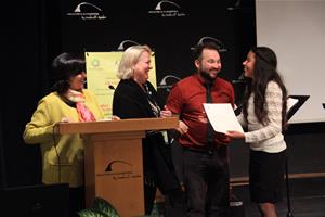 Remise des certificats de l'atelier de conte : Dr Marwa El Sahn, Mme Isabelle Savard, M. Stéphane Guertin, une participante de l'atelier