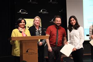 Remise des certificats de l'atelier de conte : Dr Marwa El Sahn, Mme Isabelle Savard, M. Stéphane Guertin, une participante de l'atelier