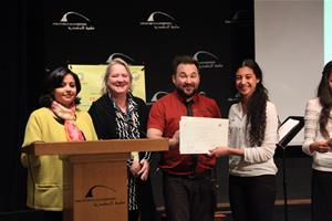 Remise des certificats de l'atelier de conte : Dr Marwa El Sahn, Mme Isabelle Savard, M. Stéphane Guertin, une participante de l'atelier