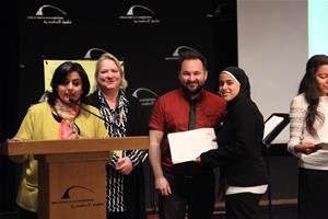 Remise des certificats de l'atelier de conte : Dr Marwa El Sahn, Mme Isabelle Savard, M. Stéphane Guertin, une participante de l'atelier