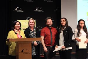 Remise des certificats de l'atelier de conte : Dr Marwa El Sahn, Mme Isabelle Savard, M. Stéphane Guertin, une participante de l'atelier