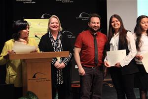 Remise des certificats de l'atelier de conte : Dr Marwa El Sahn, Mme Isabelle Savard, M. Stéphane Guertin, une participante de l'atelier