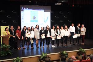 Spectacle des participants à l’atelier du conte : Dr Marwa El Sahn, Mme Isabelle Savard, M. Stéphane Guertin, les participants de l'atelier et deux membres de l'équipe du CAF