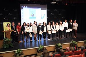 Spectacle des participants à l’atelier du conte : Dr Marwa El Sahn, Mme Isabelle Savard, M. Stéphane Guertin, les participants de l'atelier et deux membres de l'équipe du CAF