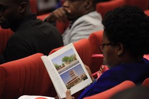 Le public contemplant le livret du colloque