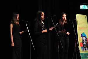 Poème Femme Noire, de Léopold Sédar Senghor : récité par trois étudiants du département de langue et de littérature française à l'université d'Alexandrie
