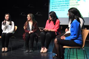 Sketch : Senghor... Négritude à l'immortalité présenté par les élèves de l'école Girard