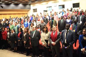 Le public en saluant l'hymne nationale du Sénégal