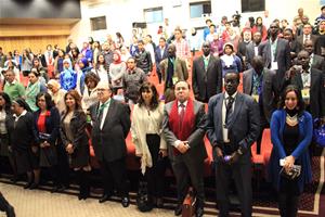 Le public en saluant l'hymne nationale du Sénégal