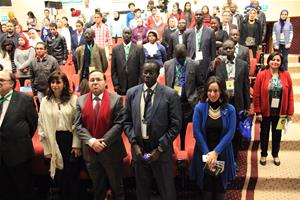 Le public en saluant l'hymne nationale du Sénégal