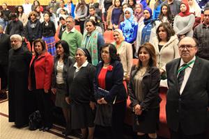 Le public en saluant l'hymne nationale du Sénégal