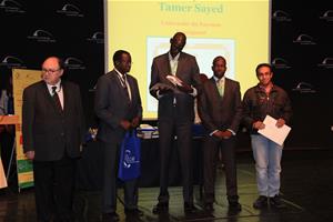 Remise des prix du Concours Léopold Sédar Senghor, de la Dictée PICADELF et de l’Art Oratoire : Prof. Albert Lourde, M. Alphonse Raphaël Ndiaye, M. Ibrahima Thiam, M. Amadou Ndiaye, avec le gagnant du deuxième prix du conte Tamer Sayed
