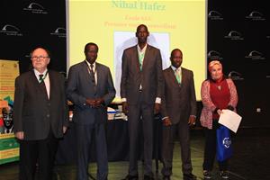 Remise des prix du Concours Léopold Sédar Senghor, de la Dictée PICADELF et de l’Art Oratoire : Prof. Albert Lourde, M. Alphonse Raphaël Ndiaye, M. Ibrahima Thiam, M. Amadou Ndiaye, avec la gagnante du premier prix du conte Mme Nihal Hafez